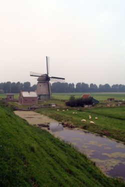 700048